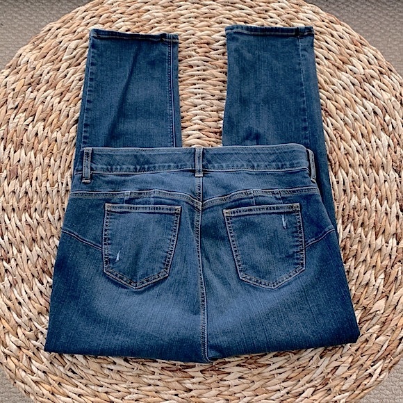 Torrid Destructed Bombshell Straight 16 X-Short - Picture 9 of 16